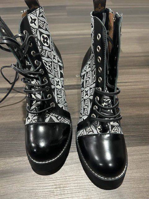 Black and White LV Boot Women Size 9 (42)