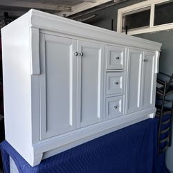 This vanity comes with  countertop tick also this vanity get one forklift hit on the right side and the countertop need polishing  thats why we sellin
