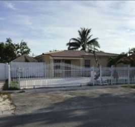 Casa 4/3 Hialeah, Doble Lote, Amplio Parqueo Y Espacio Para Piscina, Jacuzzi Financiamiento Disponible.