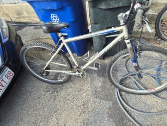SPECIALIZED ROCKHOPPER FS MOUNTAIN BIKE.