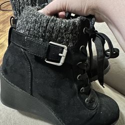 Woman’s Size 9.5WW Wedge Shoes 