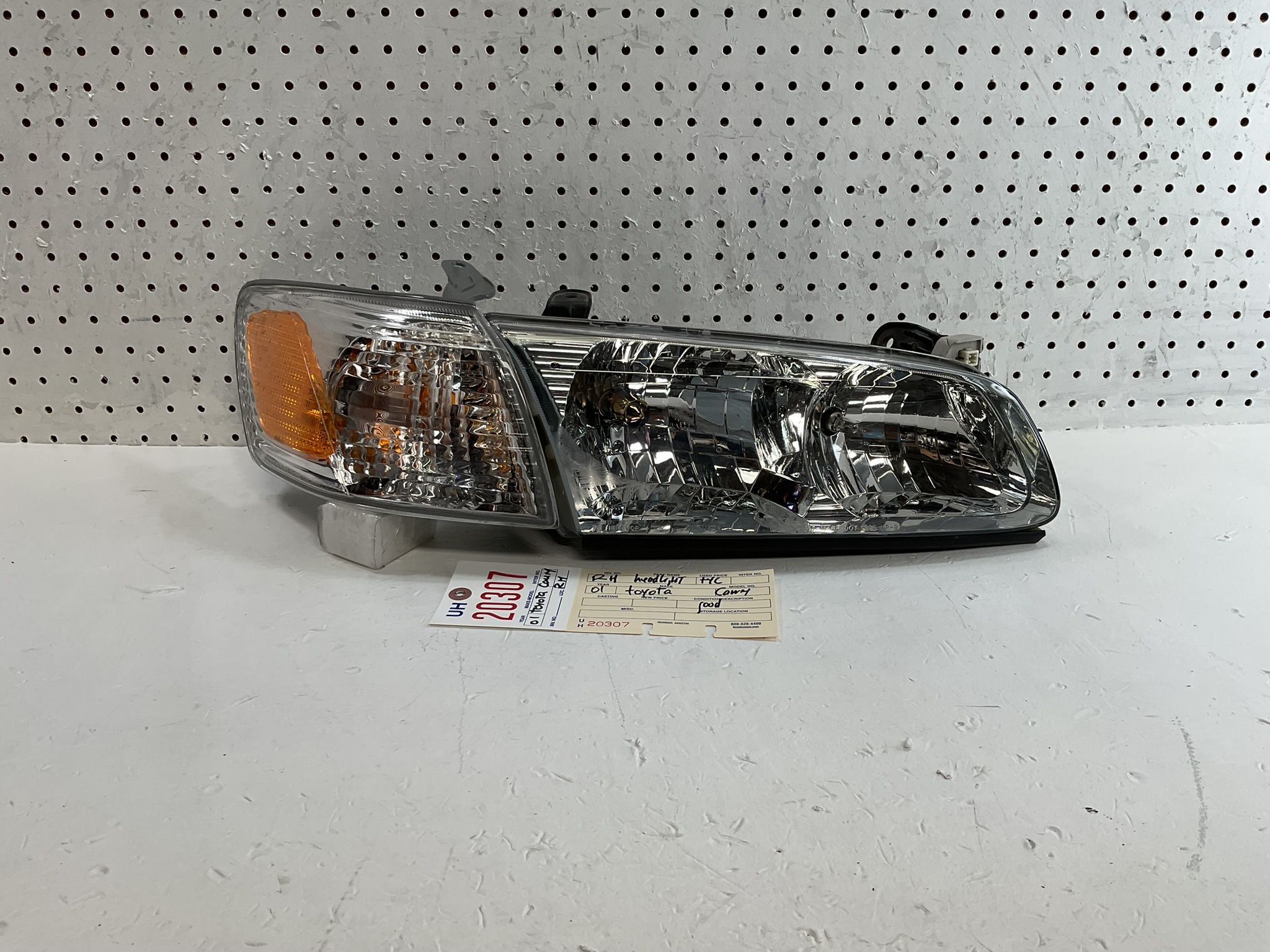 2001 TOYOTA CAMRY RIGHT SIDE HEADLIGHT LAMP DEPO
