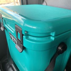 YETI ROADIE 24 HARD COOLER