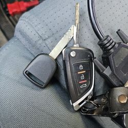  estamos aquí si necesita una llave, copias, llaves perdidas eh incluso su llave se quedo la llave en el switch..
Contáctenos. 469 512 100