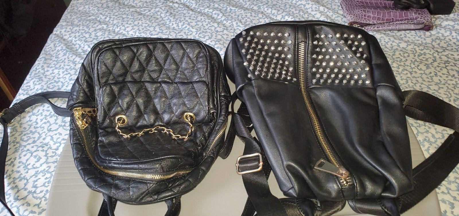 Mochila grande y una nini la grande es Carlos Santana