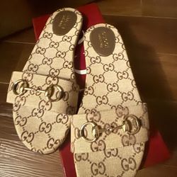 Authentic Gucci sandals in GG canvas with horsebit accent flat heel Slip On.