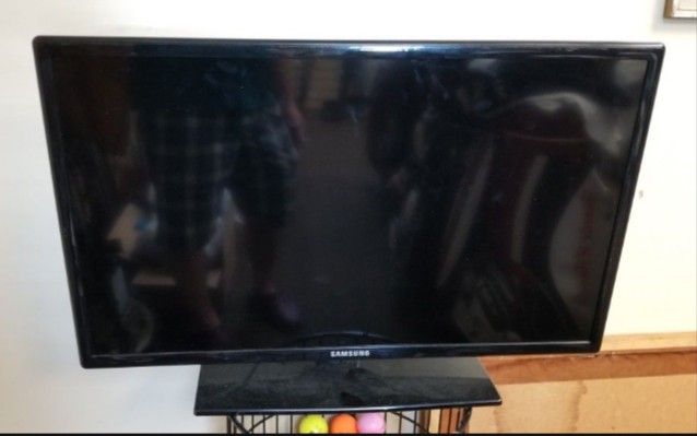 working SAMSUNG Flat Screen TV
