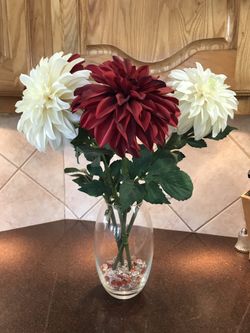 Glass vase with four stems and glass beads at the bottom in red and white colors