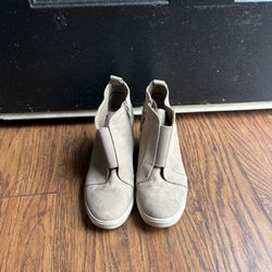 Gray Sneaker Size 10