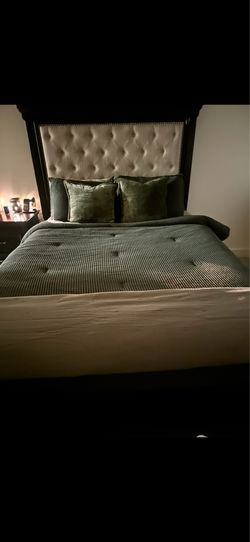 Queen  Bed set