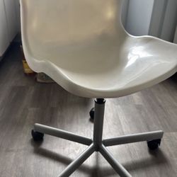 Chair / Desk Chair / Rolling Chair $10