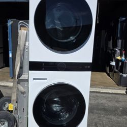 Centro de lavandería. apilado LG WashTower con lavadora de carga frontal de 4,5 pies cúbicos y secadora de 7,4 pies cúbicos