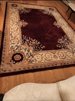Beautiful Rug With Marble Coffee Table