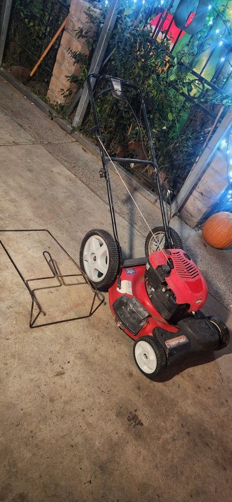 Craftsman 6.75hp Briggs And Stratton Self-propelled Easy Turn On. Troy Bilt Lawnmower Lawn Mower