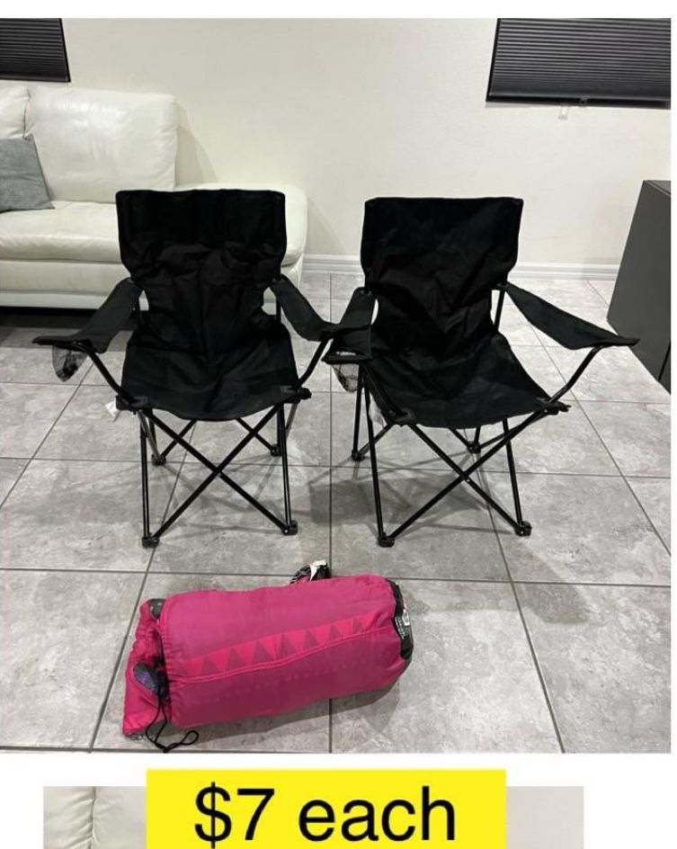 Outdoors foldable beach chairs, camping chairs and sleeping bag $7 each: Sillas plegables portatil y la bolsa de dormir $7 cada uno