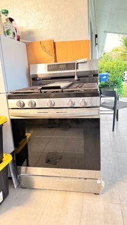 2 estufas de gas Samsung , una lava platos y una nevera hisense