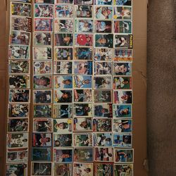 Lot of mostly 1980s baseball, football, and modern basketball cards(about 150)