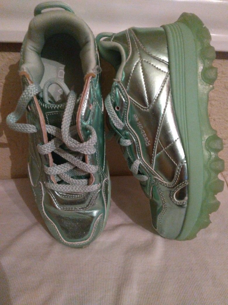 LIKE NEW REEBOK SIZE 3.5 USE ONE TIME $55