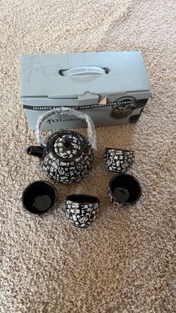 Tea pot & cups set
