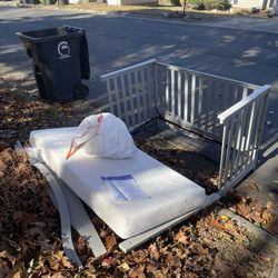 FREE!!!!Graco 3-1 Crib  