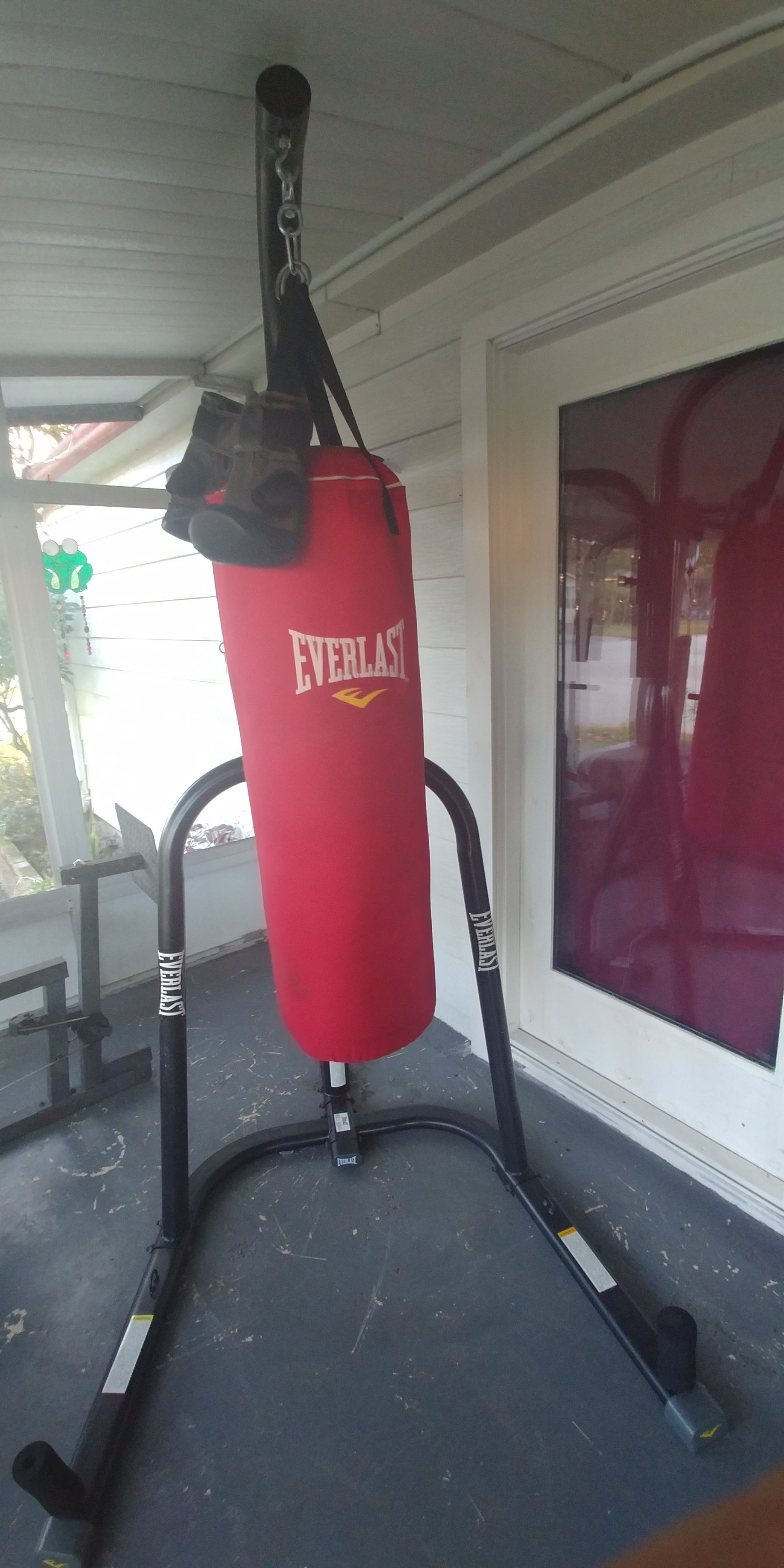 EVERLAST PUNCHING BAG WITH STAND