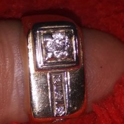 14k Big Ring .1.ct Diamond. 4 Small Stones ..size.10.5