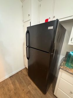 Black fridge FRIGIDAIRE