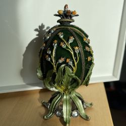 New Gorgeous Green Egg With Hidden Frame   
