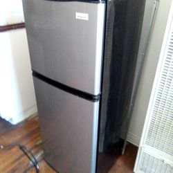 Magic Chef 18.5 Inch x 4 feet 1 inch 2-door Mini Refrigerator with Freezer In Platinum Steel