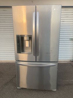 LG French door stainless steel 3 doors in good condition, clean and nice, one month warranty, delivery available, dimensions W36-D31-H69, free install