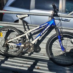 24" Trek 220 mountain bike