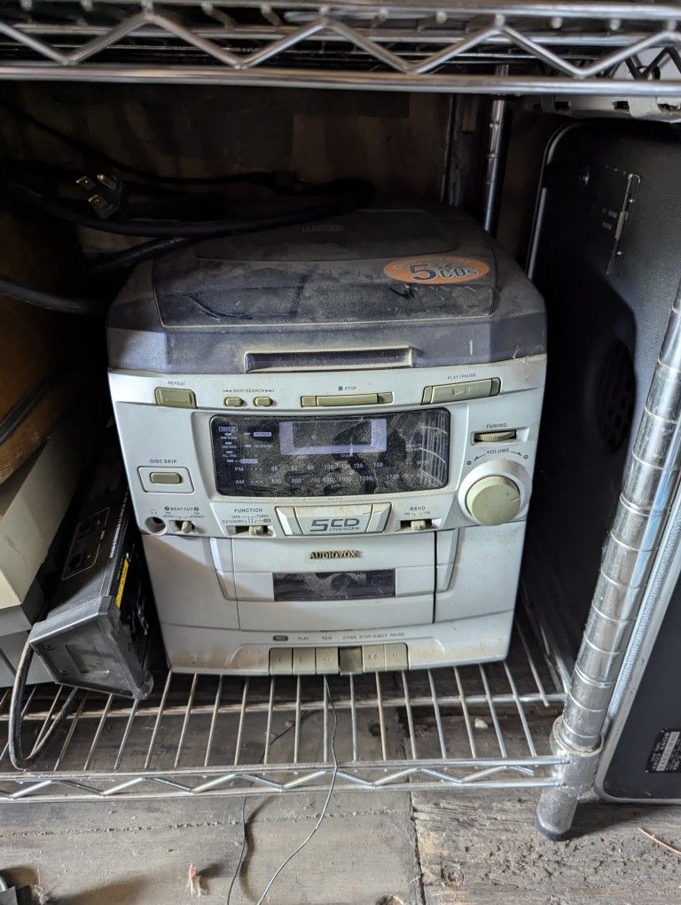 COMPACT AUDIOVOX STEREO W 5 CD CHANGER