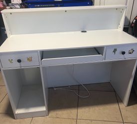 White vanity    Hutch and Drawers