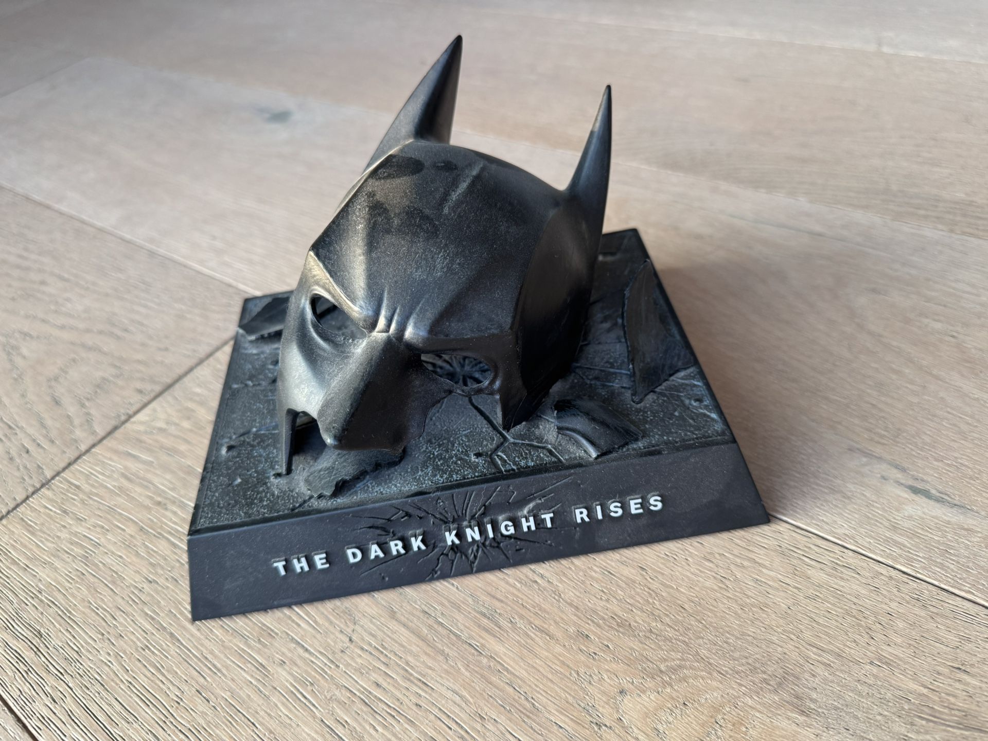 Batman Dark Knight Rises Limited Blu-ray w/ Cowl Display – Collector’s Edition