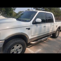 Ford 150 Lariat  White Crew Cab