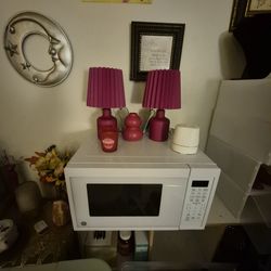 Lil microwave, 2 matching lamps + matching candle