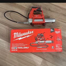 Milwaukee M12 12V Lithium-Ion Cordless Grease Gun (Tool-Only)