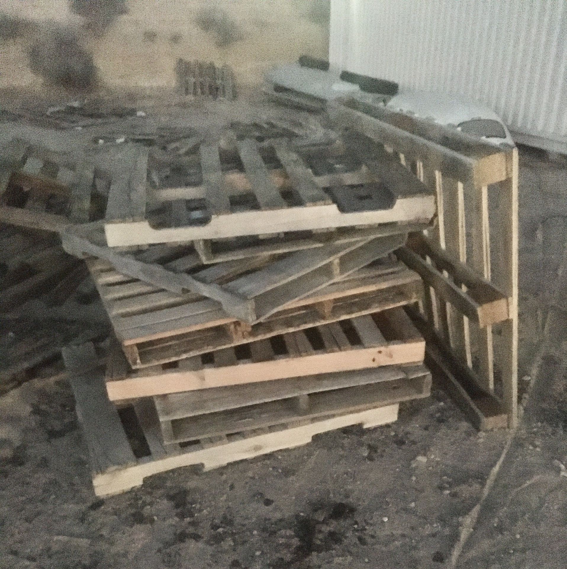 Pallets and Wood 100”s of free pallets for Sale in Victorville, CA