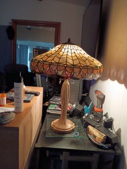 COLOR CREATIONS TIFFANY LAMP YELLOW, BROWN . TWO HANGIING BUTTERFLIES🦋🦋