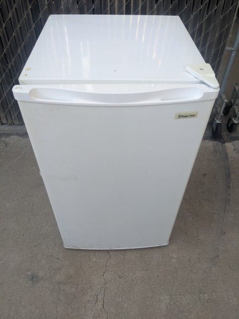 Mini Refrigerator Magic Chef