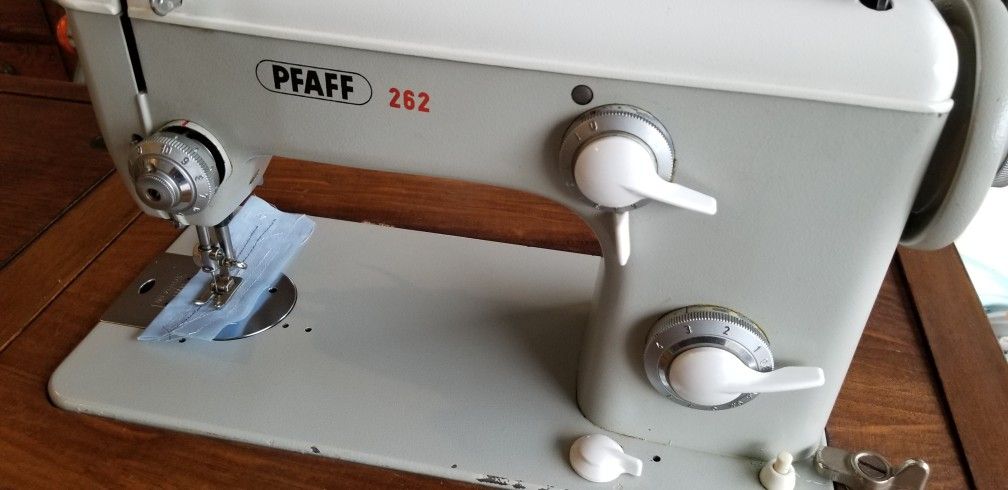 Pfaff 262 Sewing Machine In Cabinet West Germany