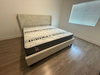 NEW MATTRESS QUEEN SIZE PLUSH WITH BOX SPRING