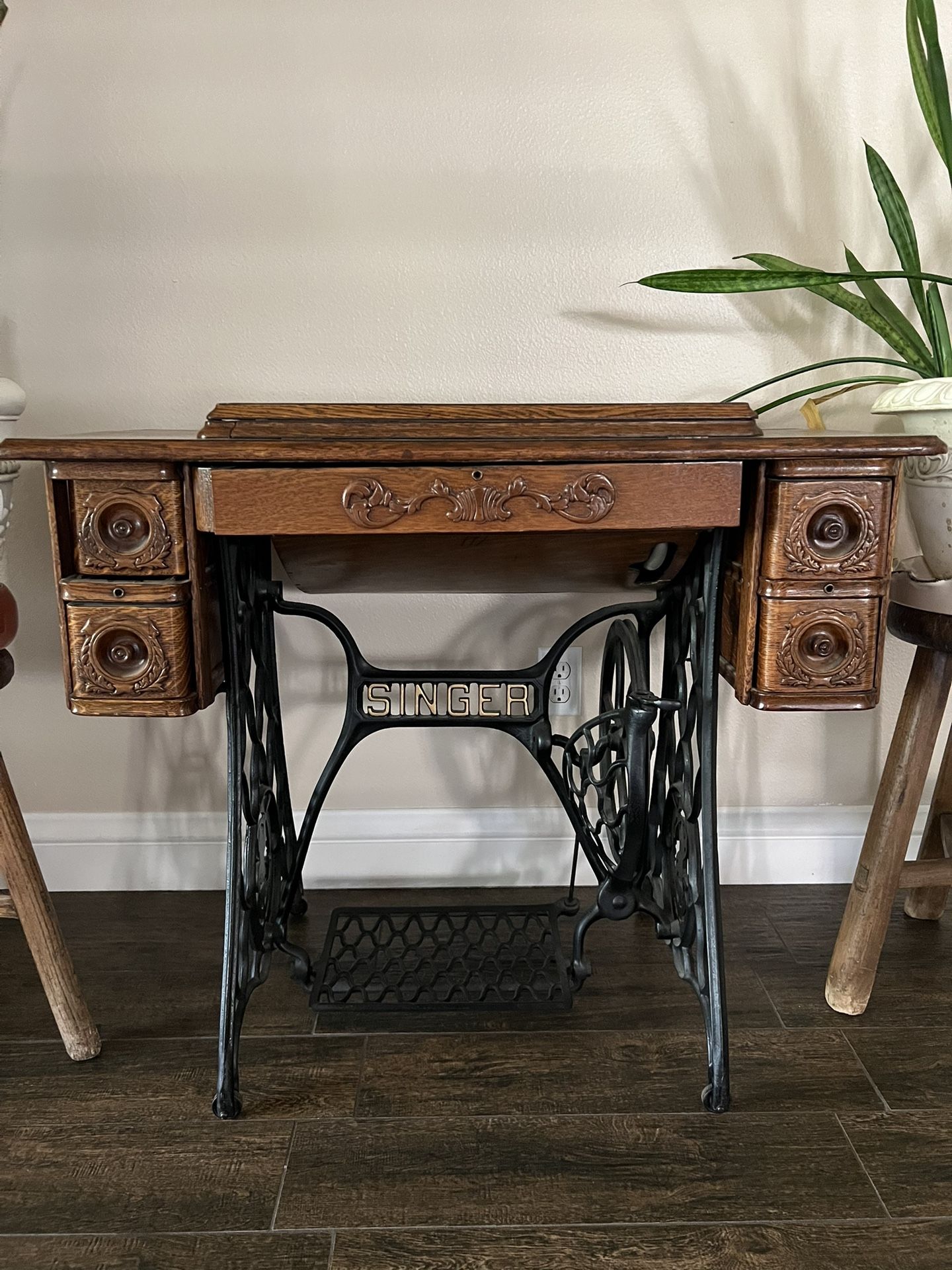 ANTIQUE SEWING MACHINE