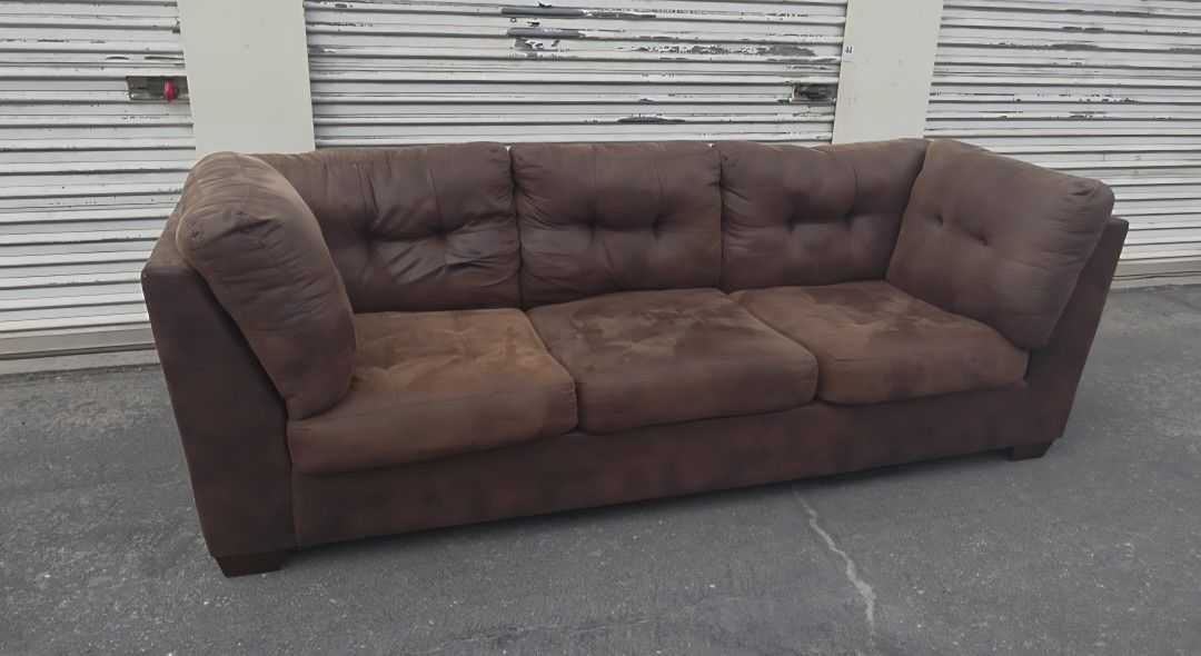 [FREE DELIVERY] Beautiful Brown Couch