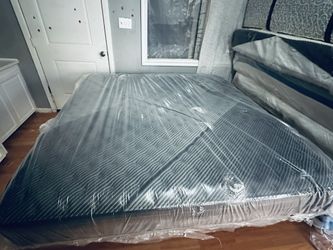 Adjustable base with headrest and a Beautyrest Black Class-C mattress. King 