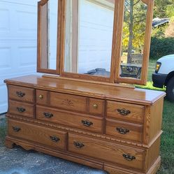 Dresser With Mirror In Excellent Condition