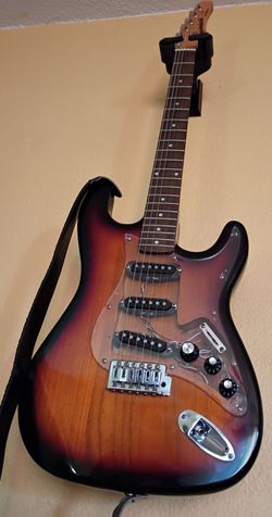 SAMICK SSS SUNBURST ELECTRIC GUITAR WITH CLEAR PICK GUARD NEW ELIXIR STRINGS