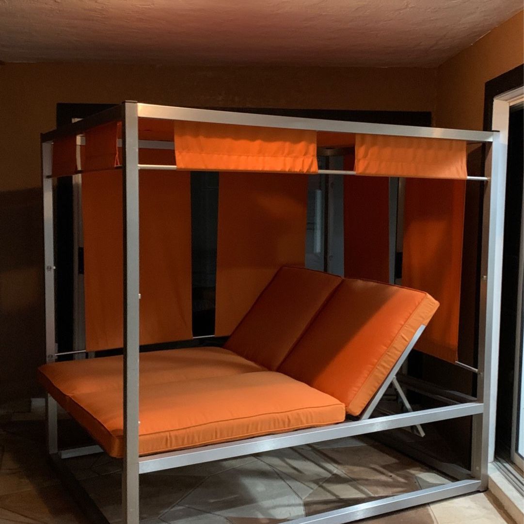 Hemingway Daybed aluminum frame Orange cushions & curtains