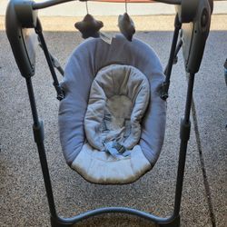Graco Slim Spaces Compact Baby Swing.