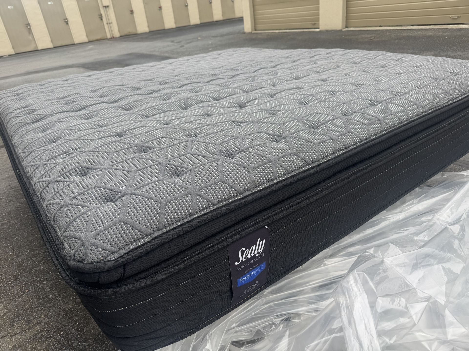 King Mattress Sealy Posturepedic (medium plush)